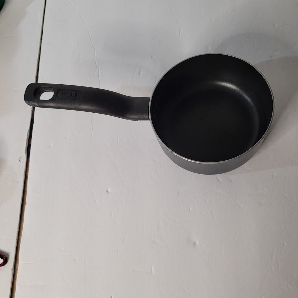 Fantastic 1 Quart Black Pot - Like New Condition!